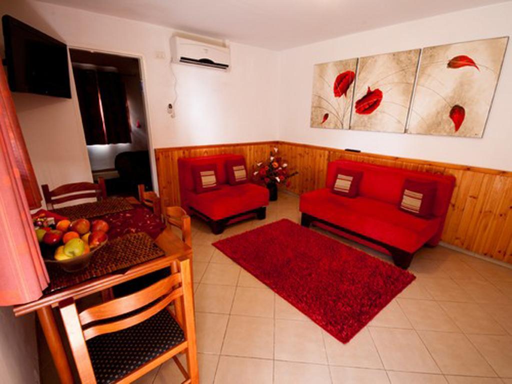 Elimelech Bapardes Villa Sheʼar Yashuv Rum bild